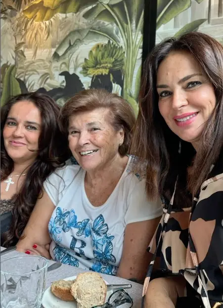 Olga Moreno, muy feliz con su familia.