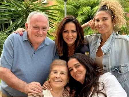 Olga Moreno, muy feliz con su familia.