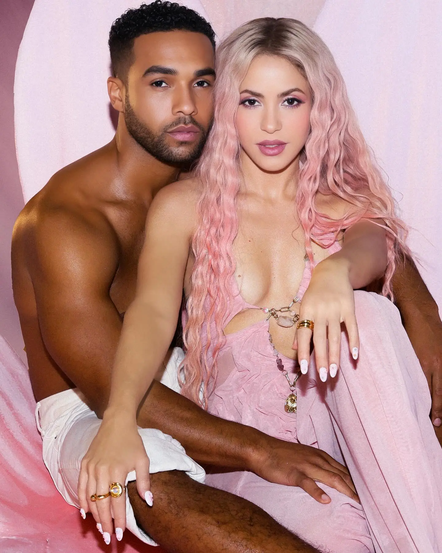 Shakira, posando con el actor Lucien Leon Laviscount.