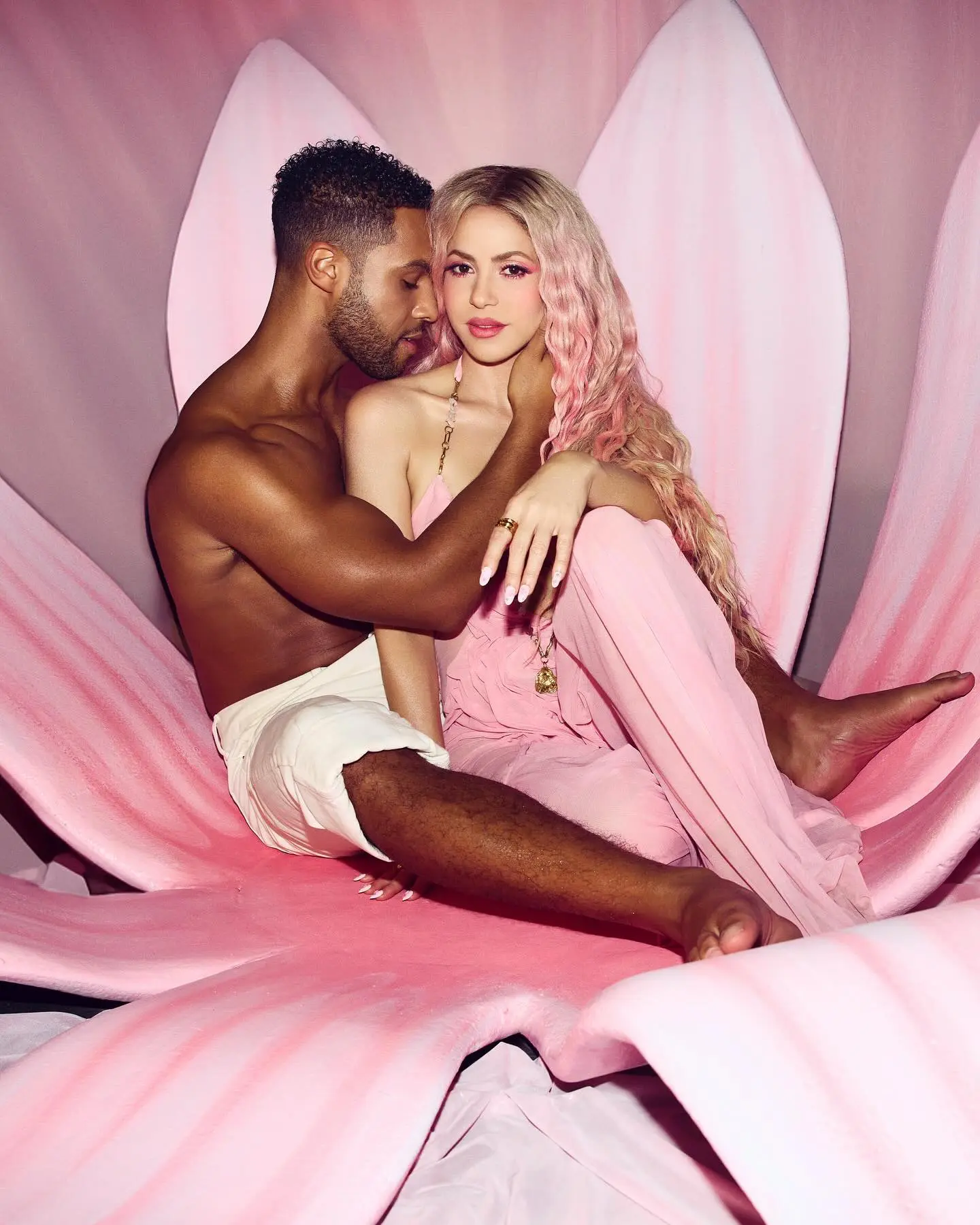 Shakira, posando con el actor Lucien Leon Laviscount.