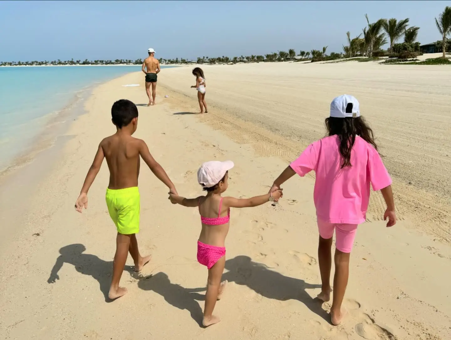 Cristiano Ronaldo con sus hijos en la playa.