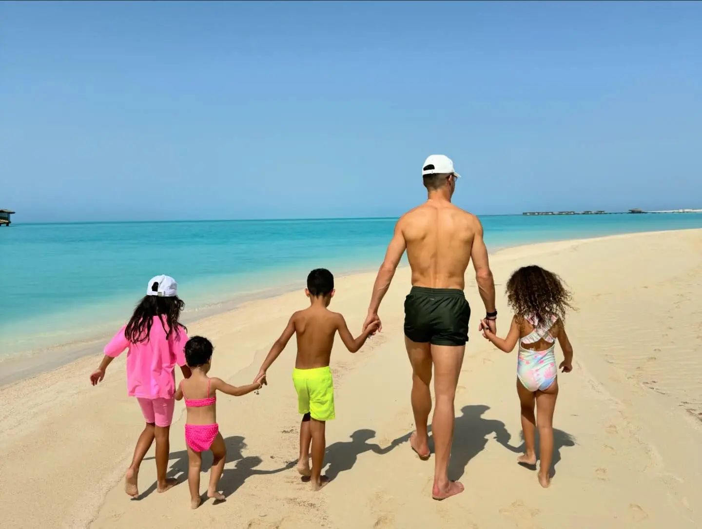 Cristiano Ronaldo con sus hijos en la playa.
