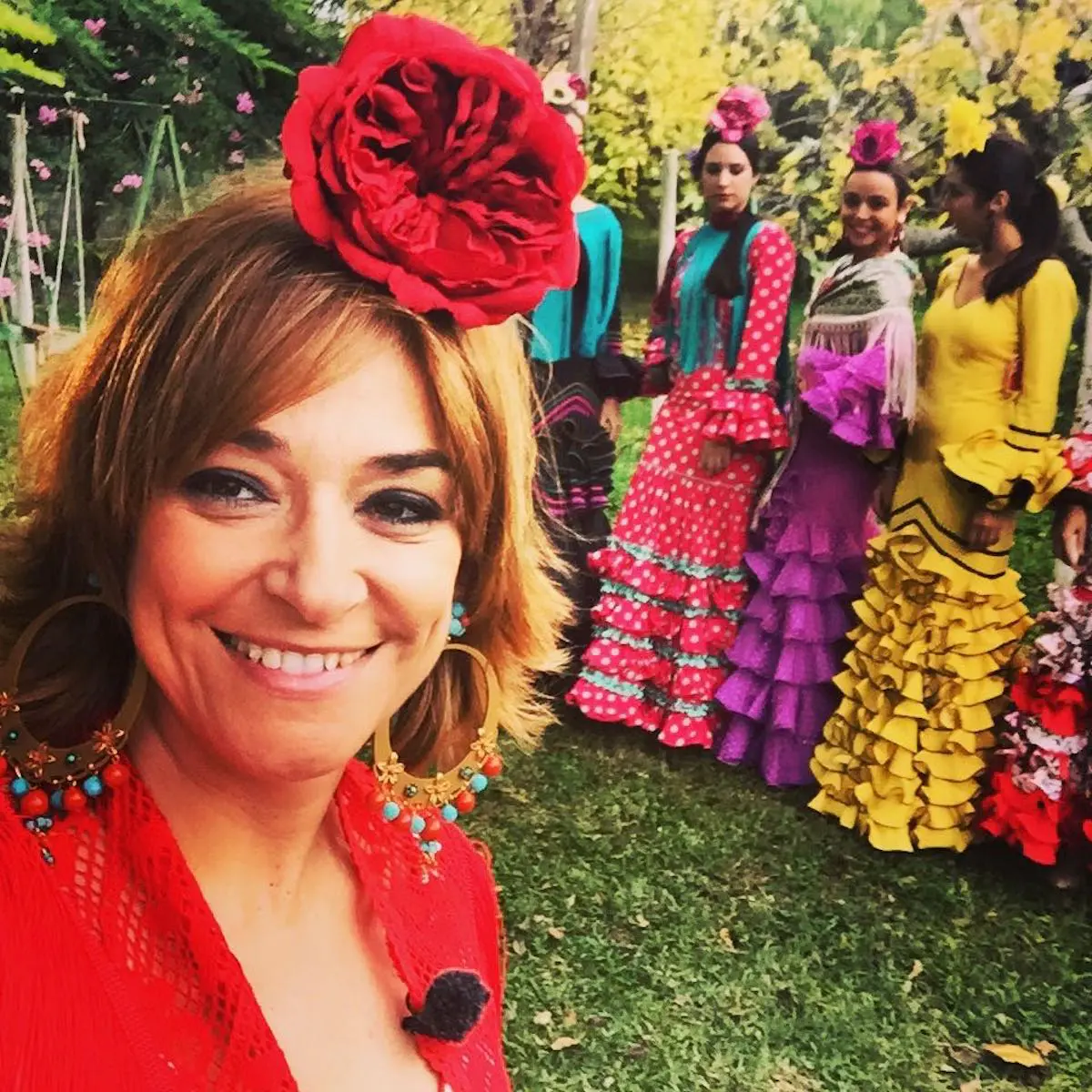 Toñi Moreno con algunos de los trajes de flamenca de su tienda.