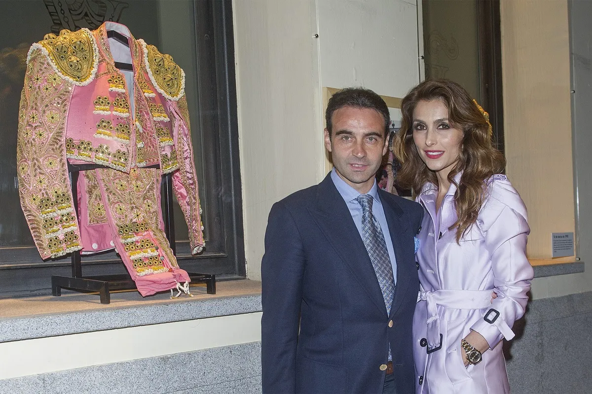 Enrique Ponce y Paloma Cuevas junto a un traje de torero.