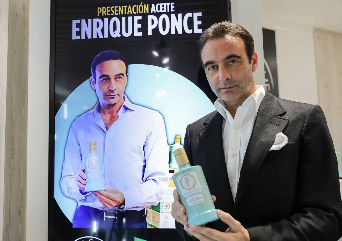 Enrique Ponce posa con el aceite producido en Finca Cetrina.