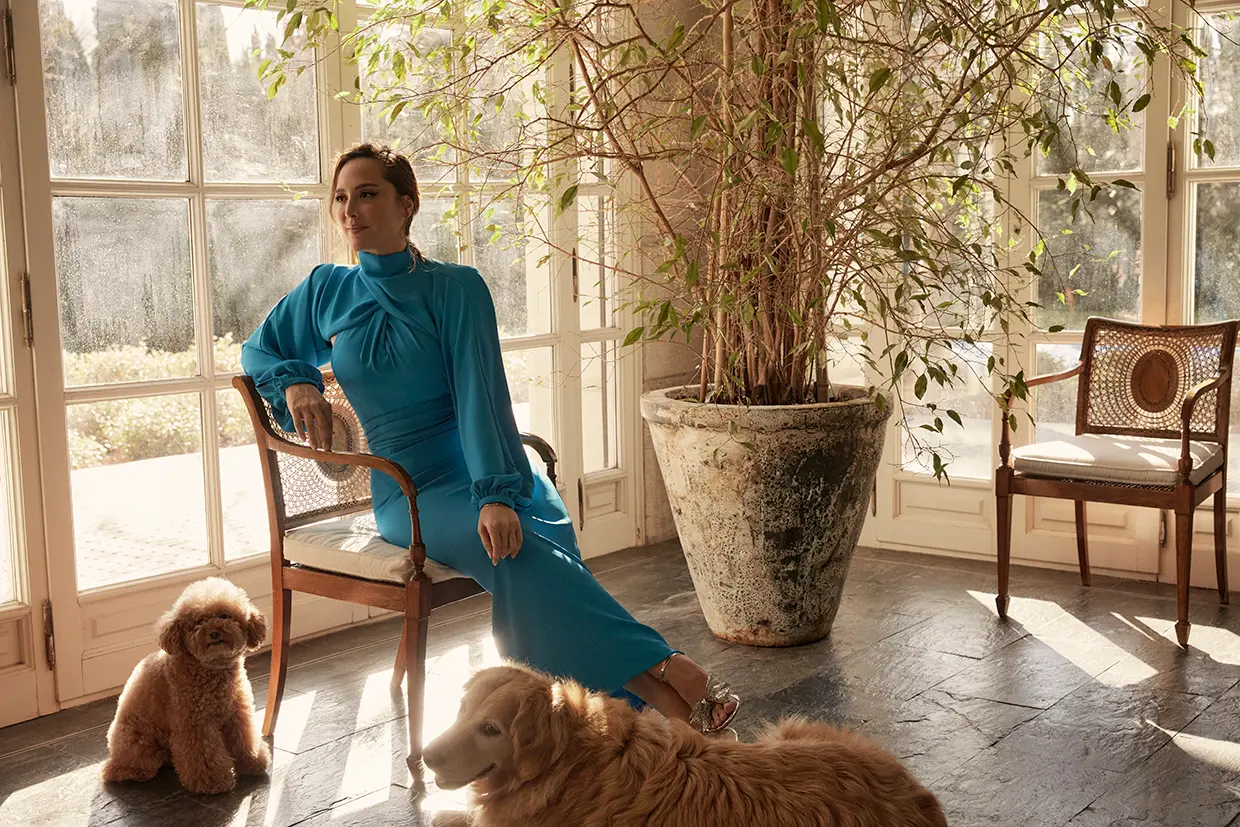 Tamara Falcó posando junto a sus perros.