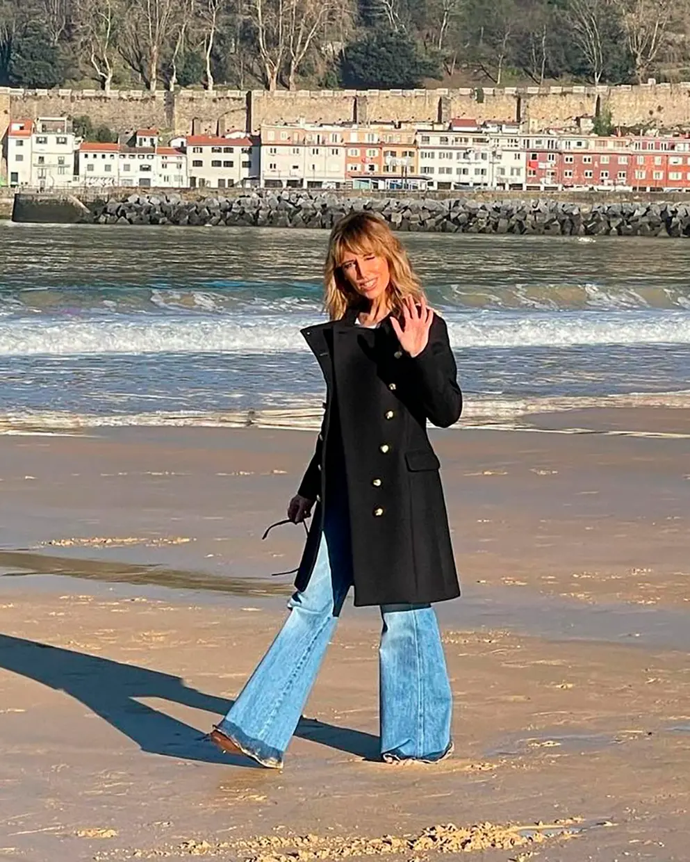 Emma paseando por la playa de Donosti.