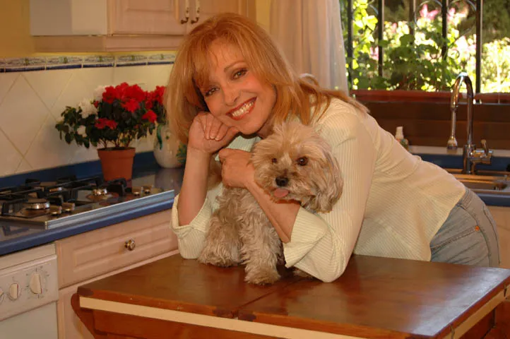 Silvia Tortosa, con su perrito en su casa.