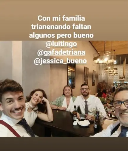 Jessica Bueno y Luitingo con la familia del cantante.