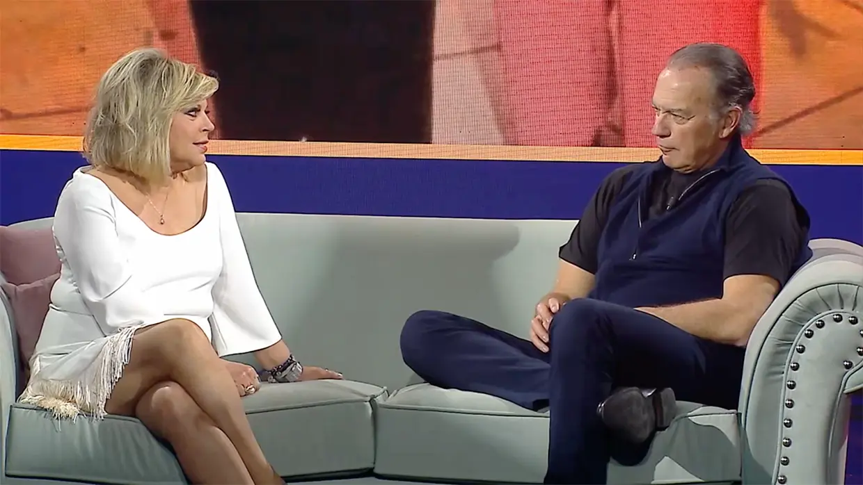 Terelu Campos y Bertín Osborne hablando en un plató de televisión.