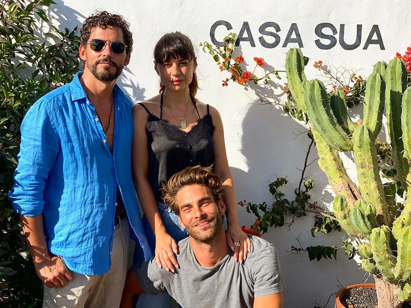 Paco León y Miren Ibarguren en la casa de Lanzarote de Jon Kortajarena.