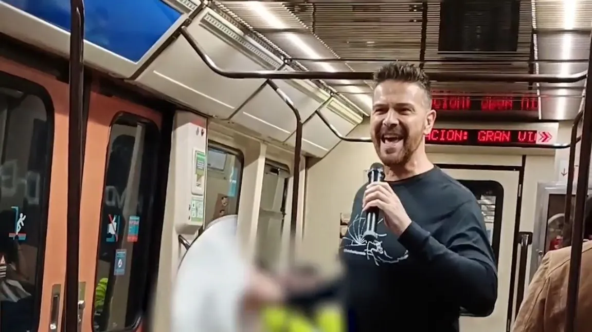 Luis Font, de Locomía, cantando en el metro.