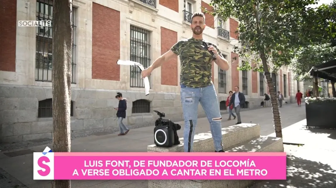 Luis Font, de Locomía', cantando en el metro.