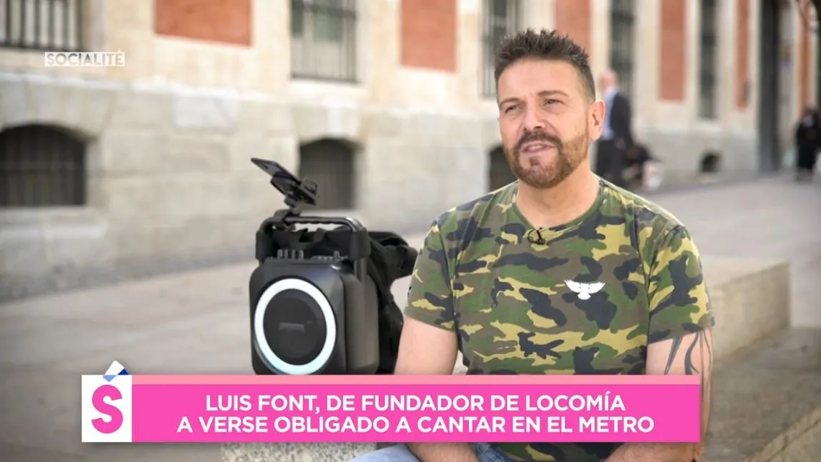 Luis Font, de Locomía', cantando en el metro.