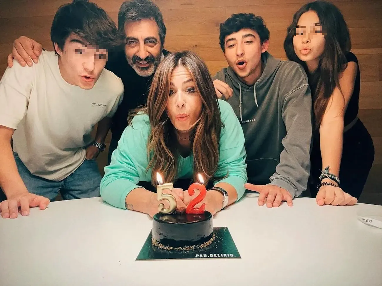 Nuria Roca sopla velas con su familia