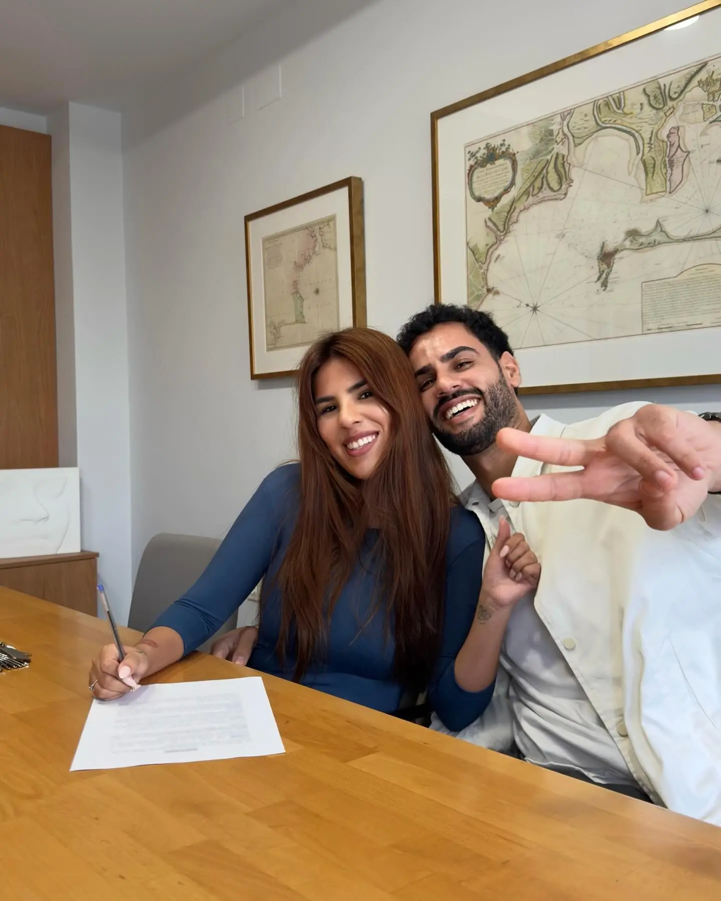 Isa Pantoja y Asraf Beno, muy felices firmando la compra de su piso.