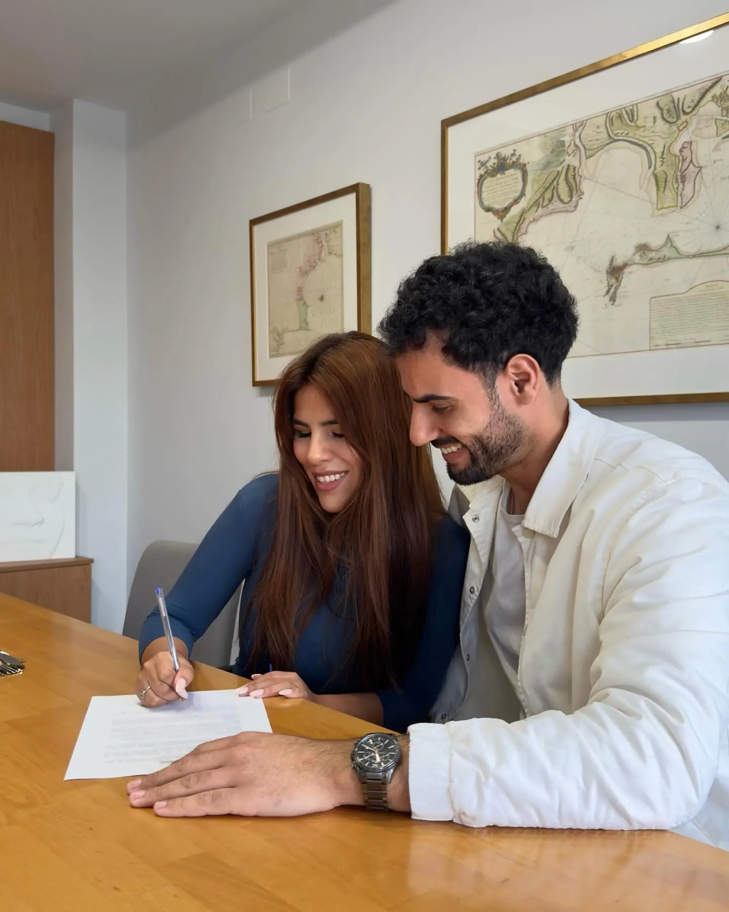 Isa Pantoja y Asraf Beno, muy felices firmando la compra de su piso.
