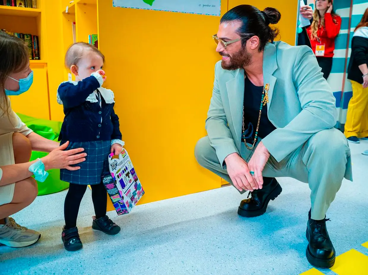 Can Yaman saludando a una nena timida.