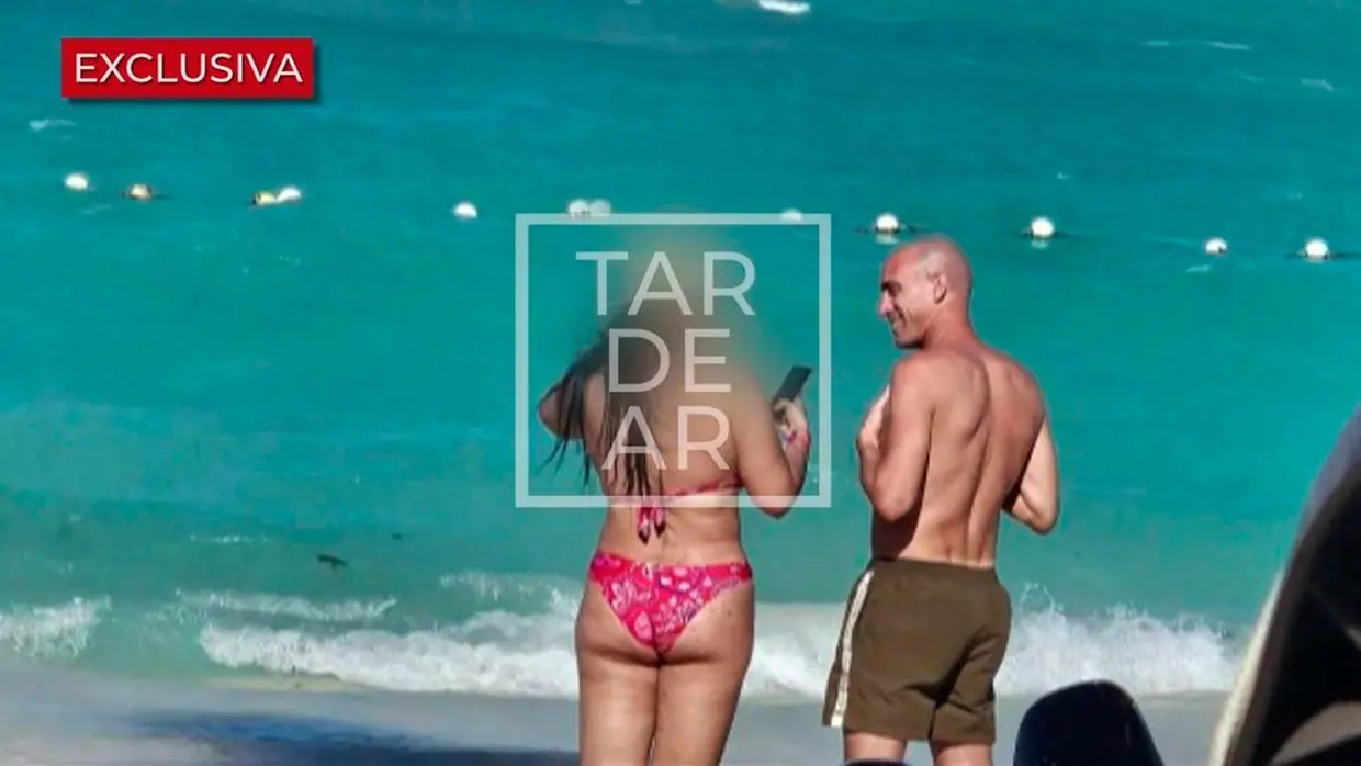 Luis Rubiales junto a una chica en una playa.