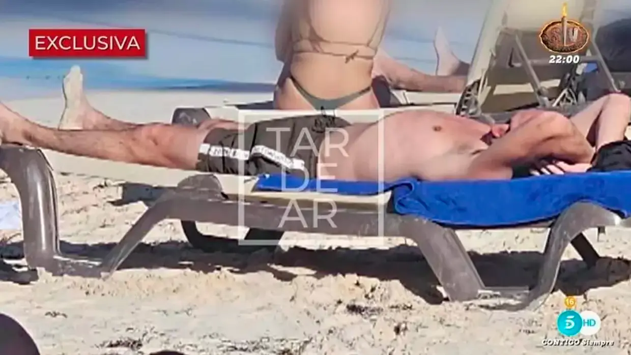 Luis Rubiales descansando en una tumbona en la playa.