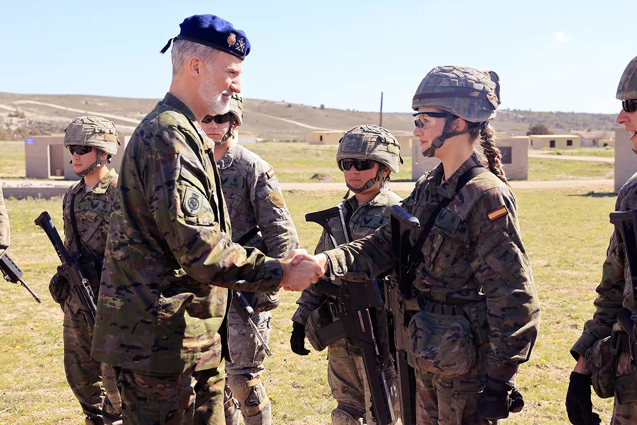 El rey Felipe da la mano a su hija la princesa Leonor, equipada como un soldado más.