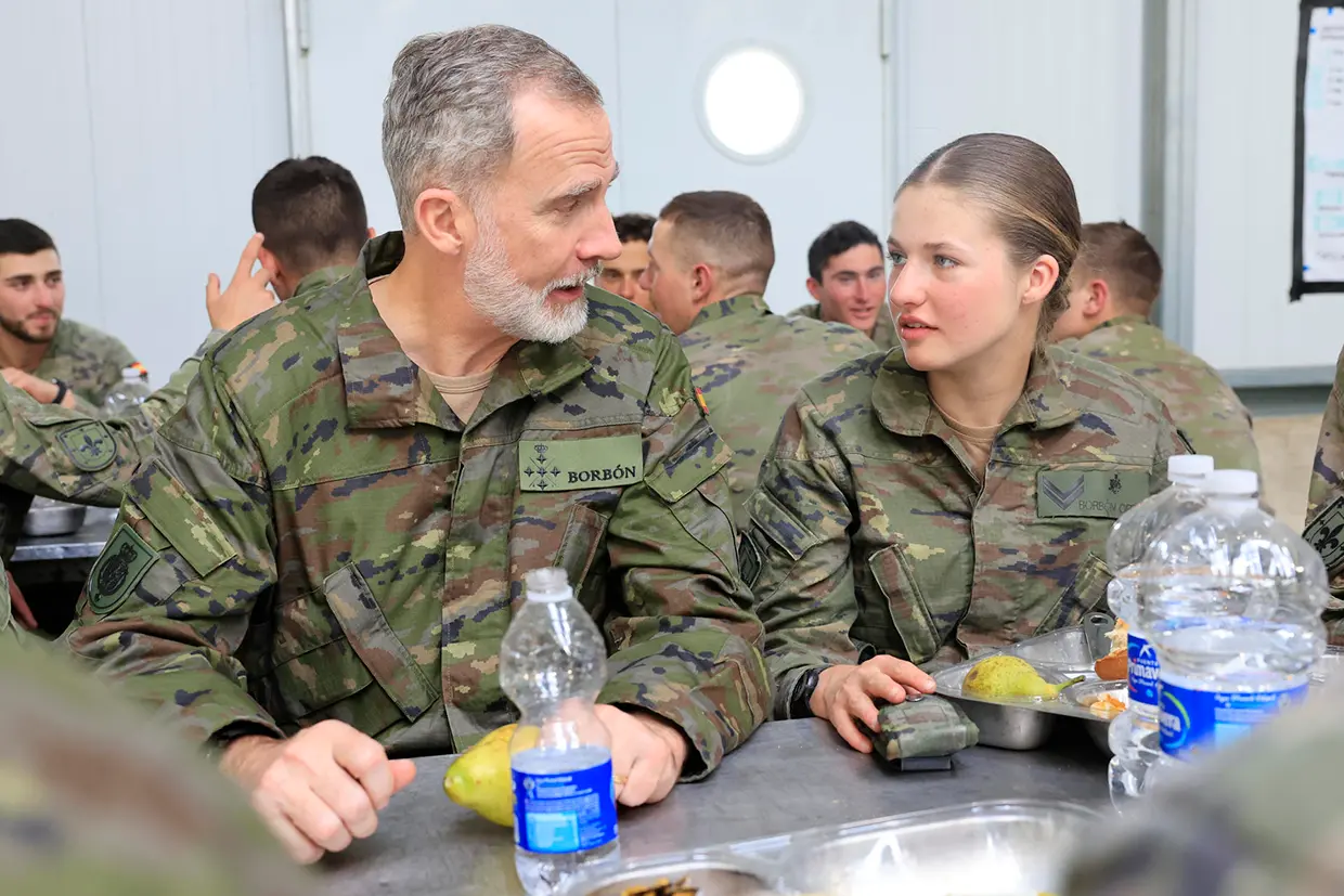 La princesa Leonor comiendo y hablando junto al rey Felipe y a los demás soldados de su pelotón.