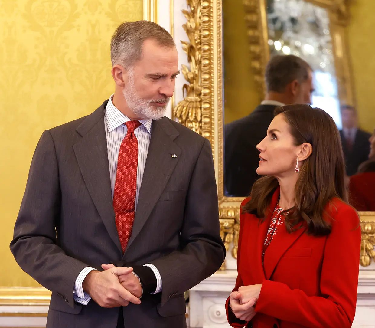 SE COGEN LAS MANOS casi de la misma manera transmitiendo tranquilidad.