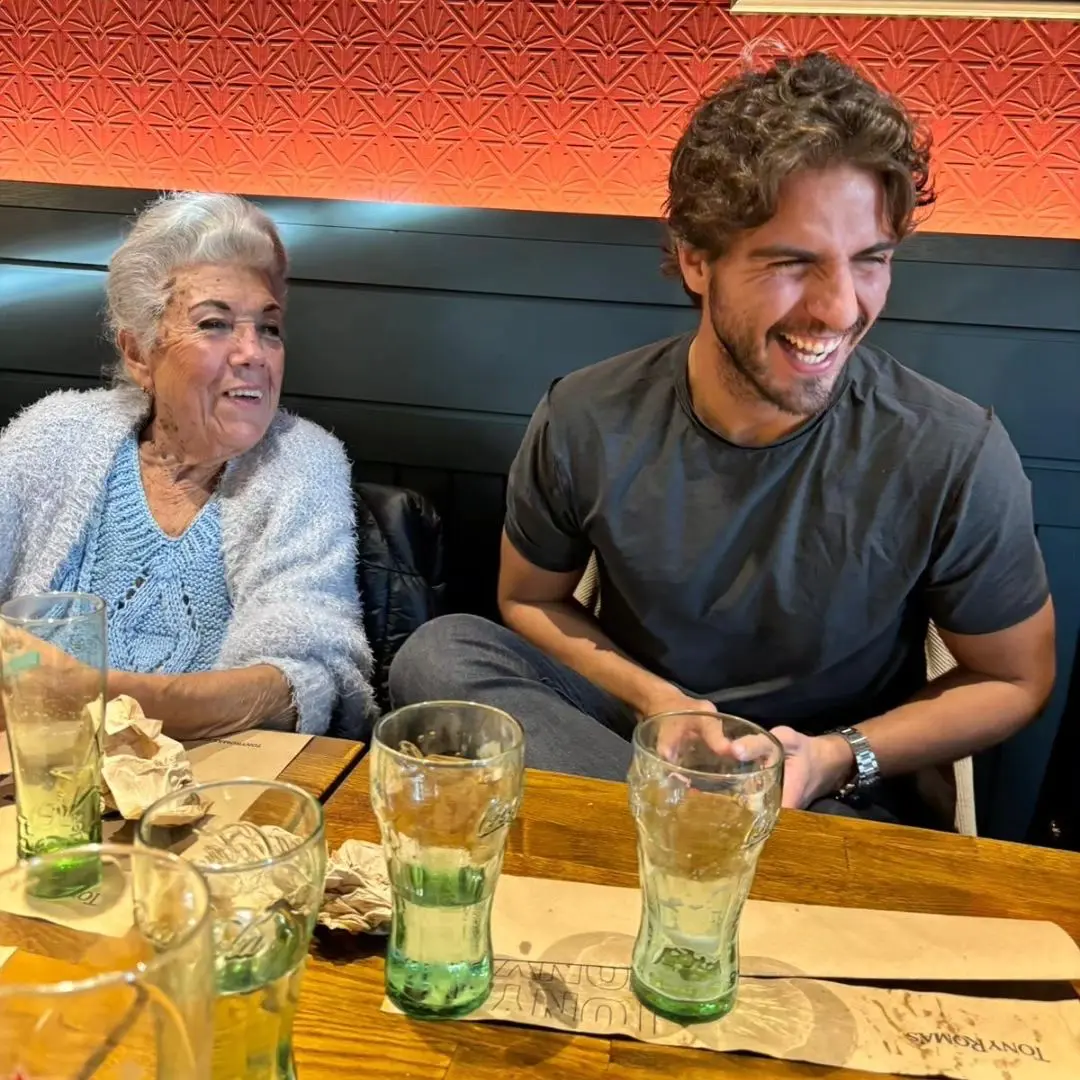 abuela maxi iglesias y actor riendo