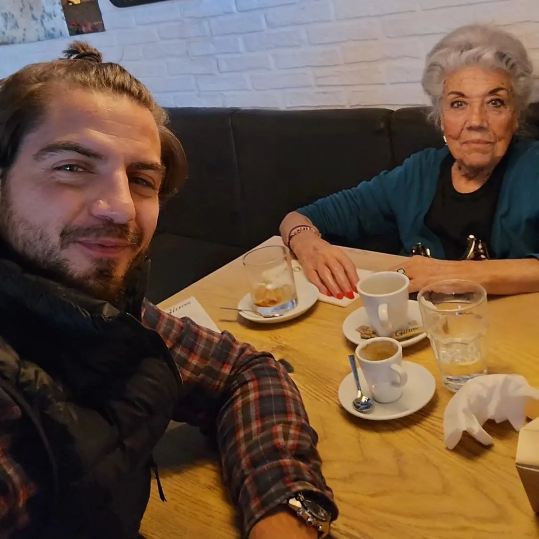 maxi y abuela tomando cafe