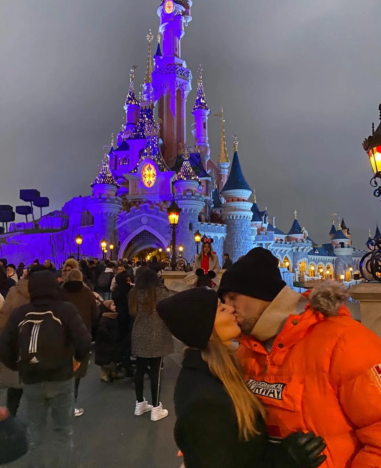 David Bustamante con Yana Olina beso en Disney