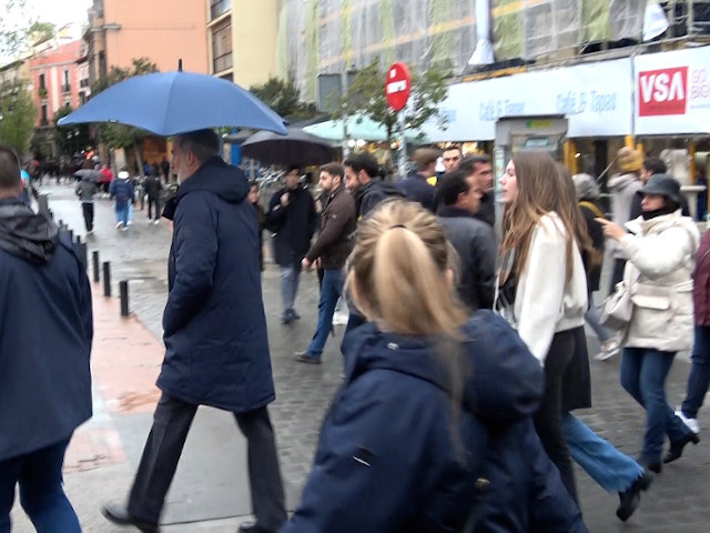 El Rey Felipe VI, la Princesa Leonor y la Infanta Sofía caminando por Madrid.
Europa Press Reportajes / Europa Press
30/3/2024