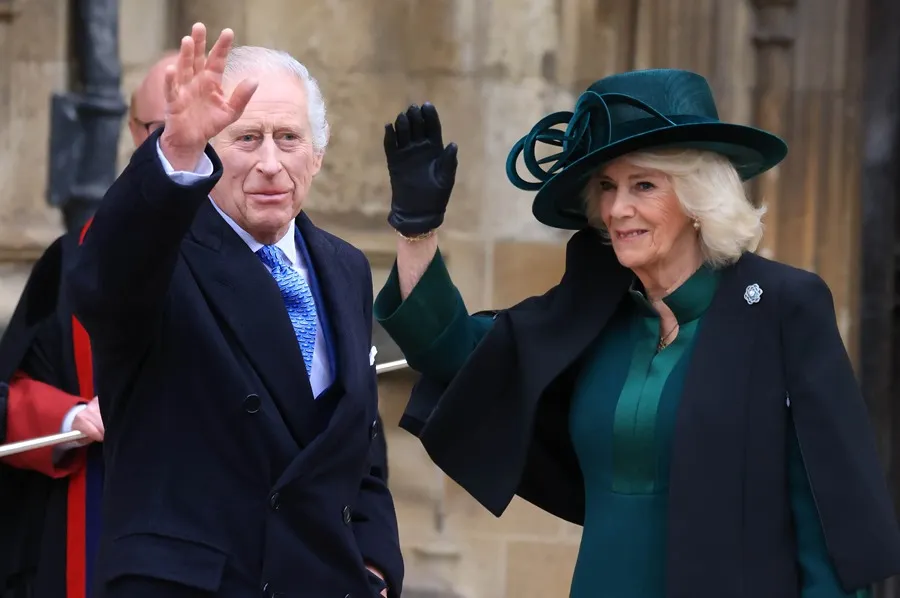El rey Carlos III y la reina Camila a su llegada a la iglesia