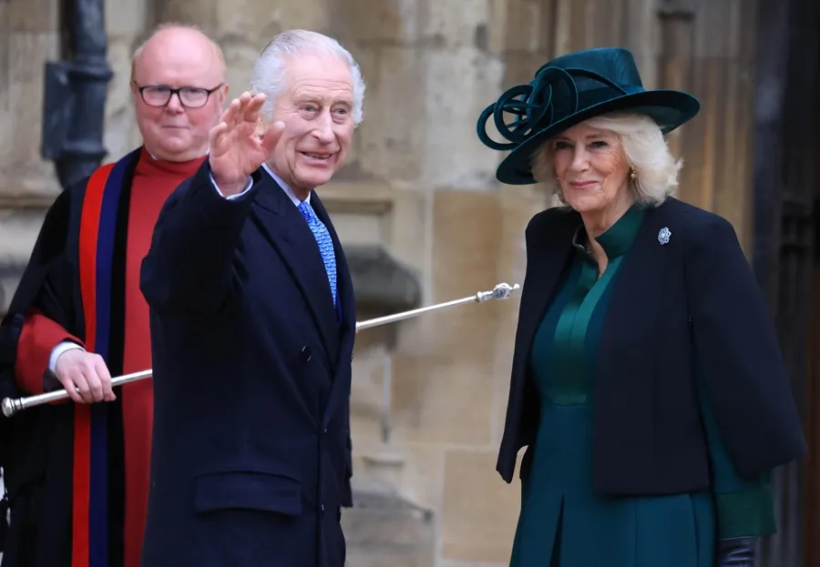 Los reyes Carlos III y Camila a su llegada al servicio religioso, este domingo en Windsor