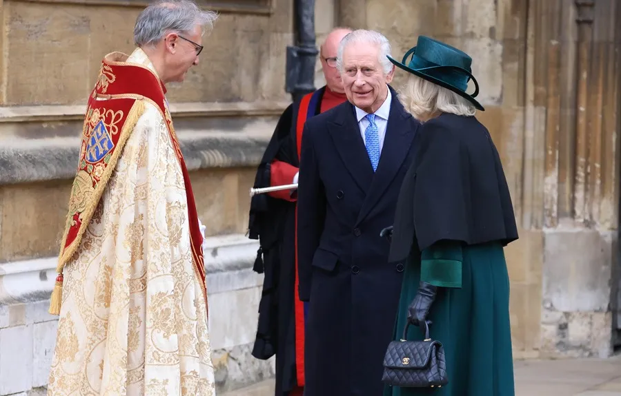 El rey Carlos III y la reina Camila a su llegada al servicio religioso