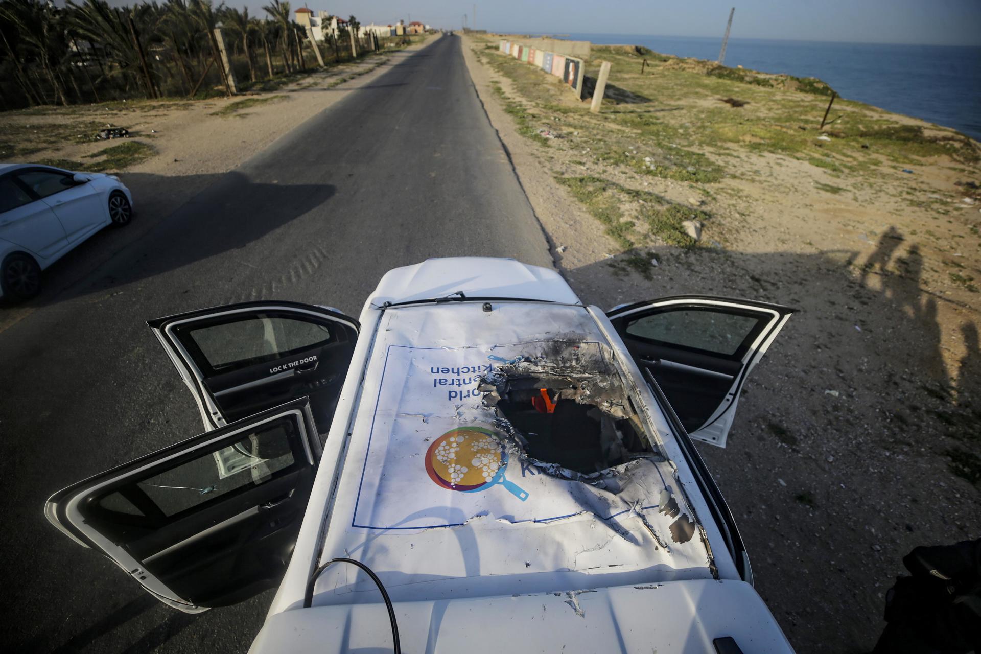 Uno de los coches de la ONG de José Andrés tras el ataque de Israel.