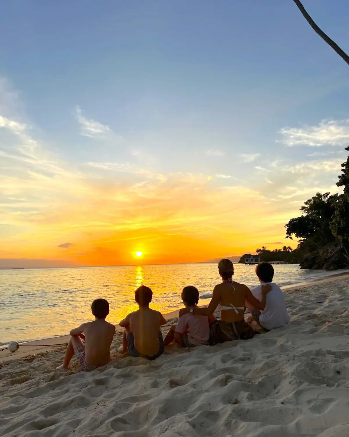 Amelia Bono con sus hijos en República Dominicana