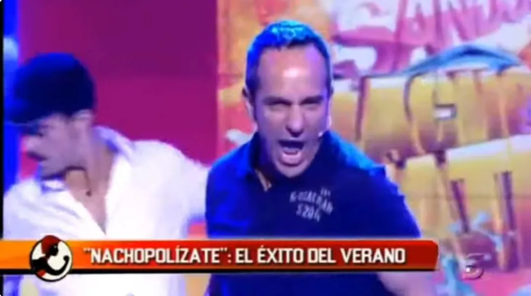 Víctor Sandoval canta 'Nachopolízate' en 'Sálvame'.