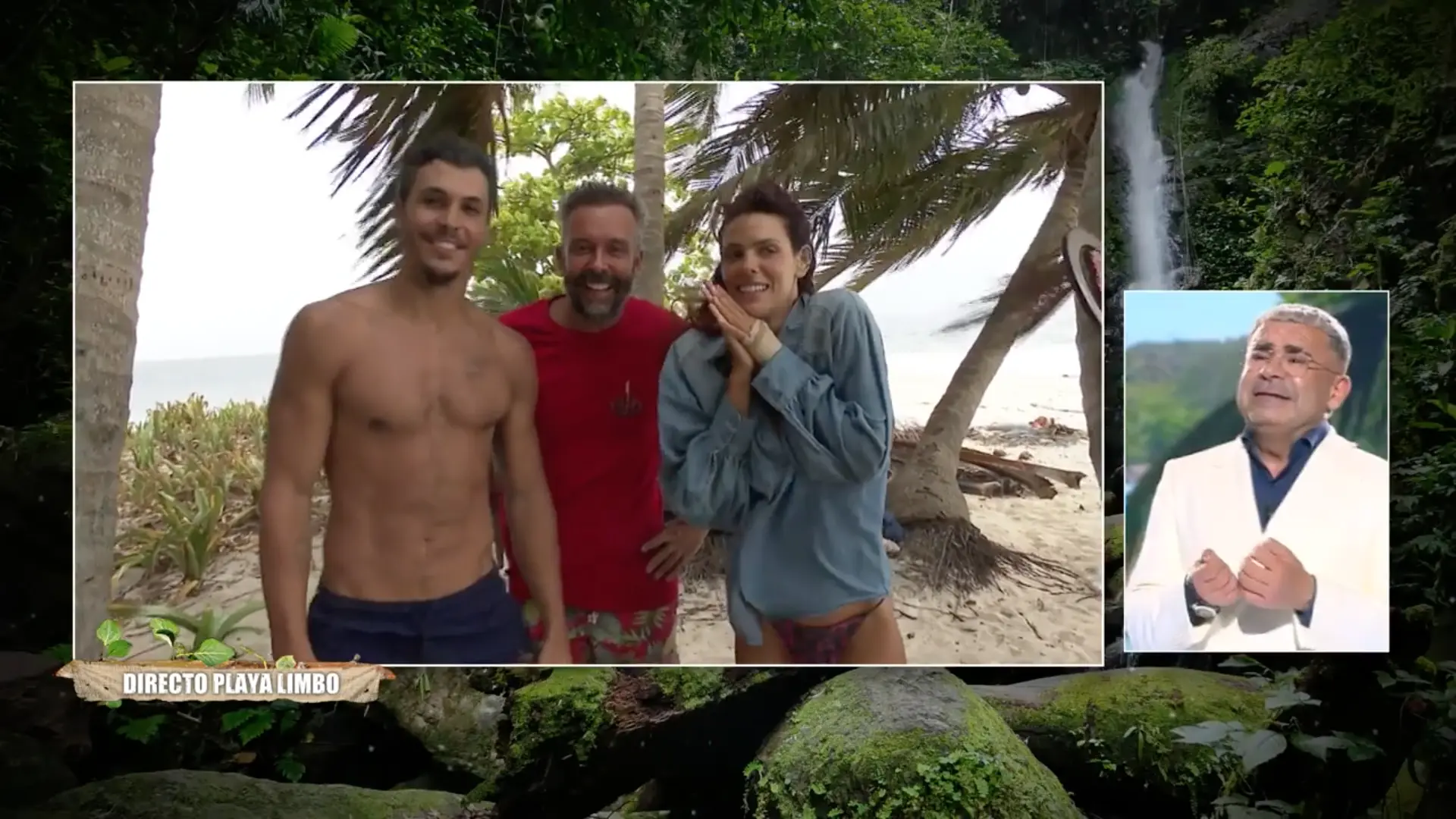 Kiko Jiménez, Kike Calleja y Laura Matamoros hablando con Jorge Javier en 'Supervivientes'.