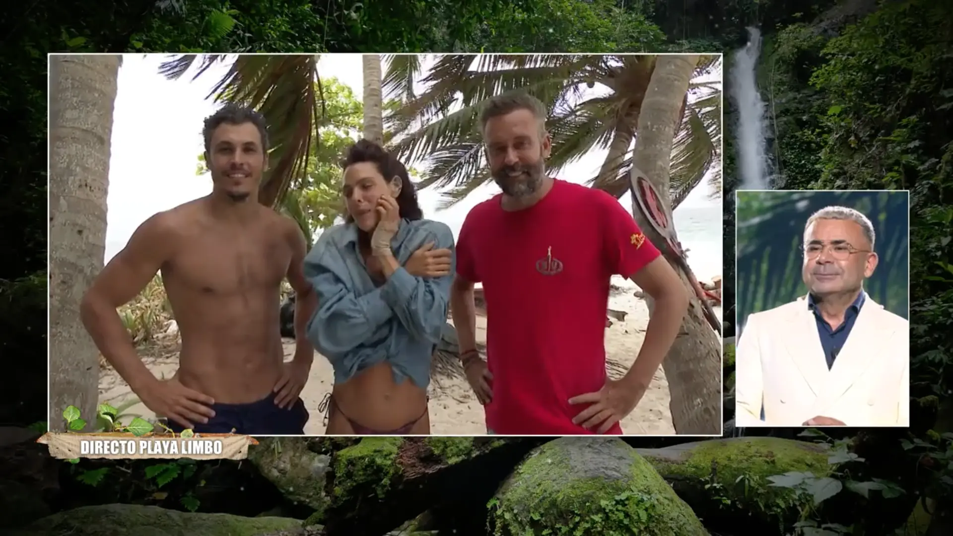 Kiko Jiménez, Kike Calleja y Laura Matamoros hablando con Jorge Javier en 'Supervivientes'.