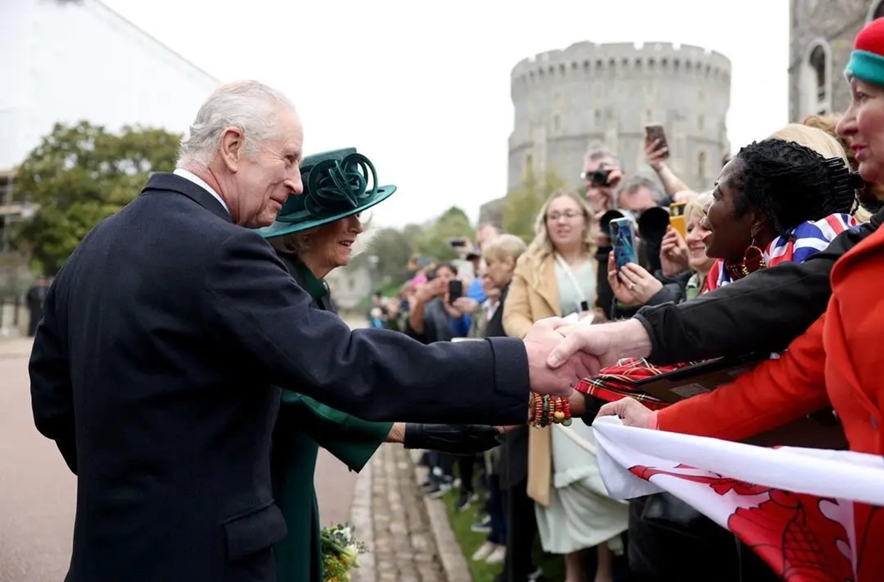 Carlos III y Camilla en pascua dando la mano