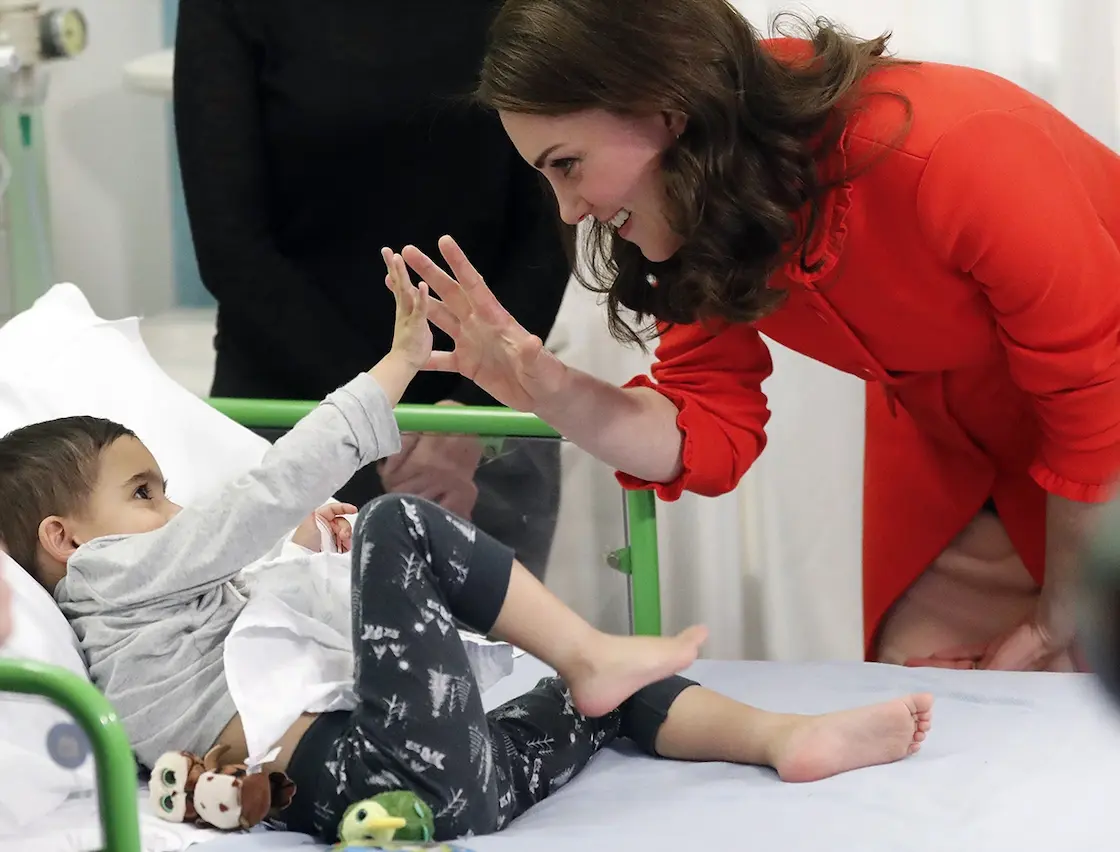 kate middleton con un niño enfermo de cáncer