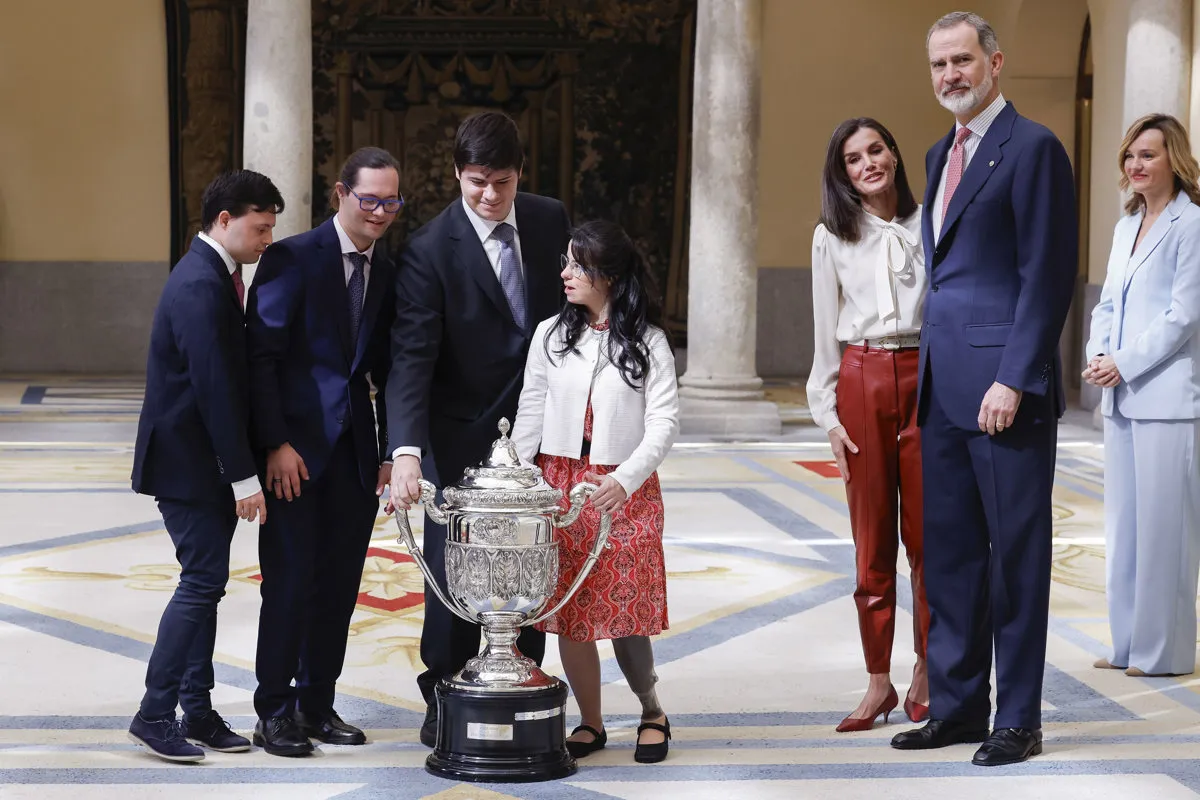 Felipe y Letizia cogidos de la cintura.