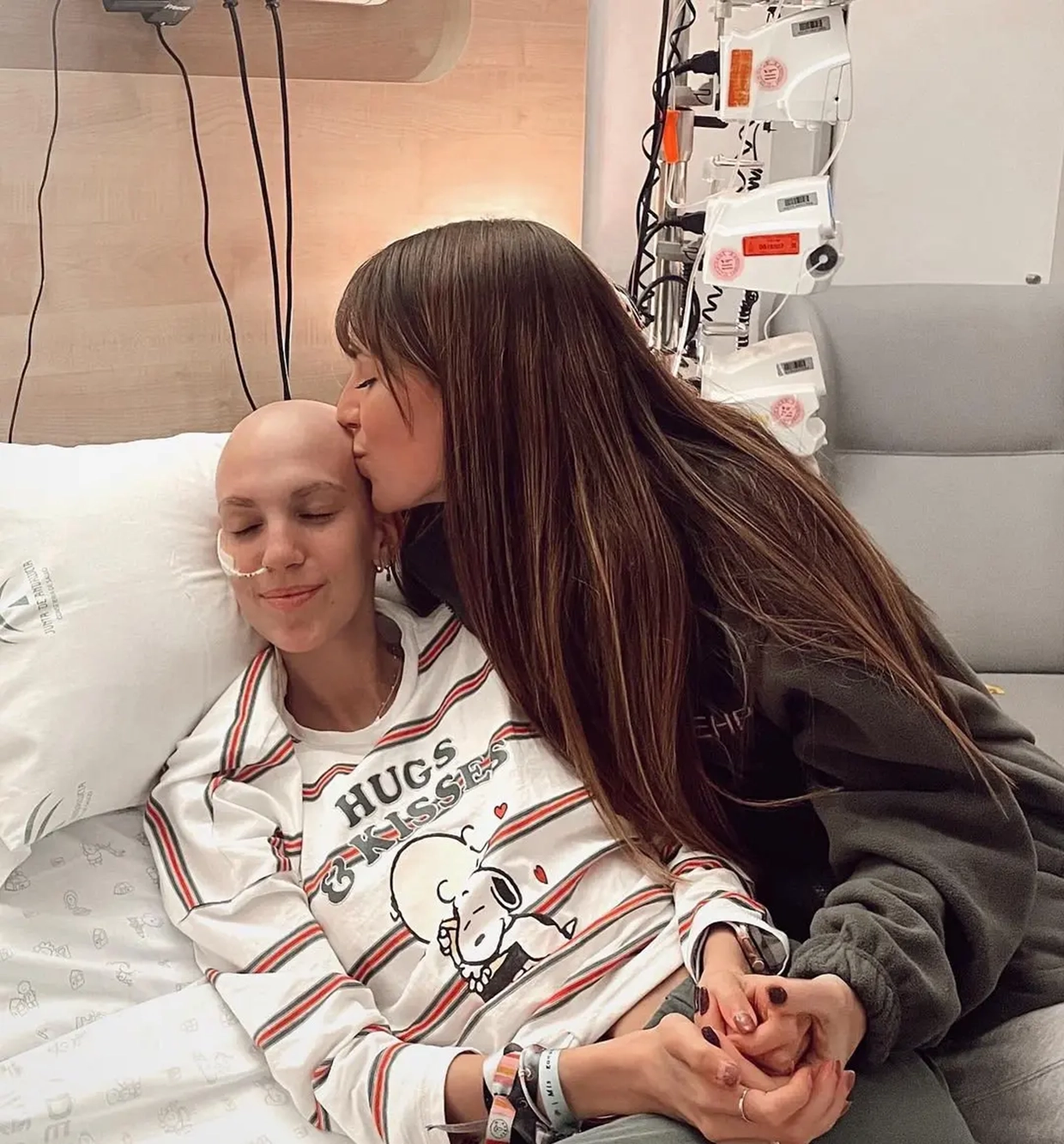 Emi Huelva besa a su hermana Elena