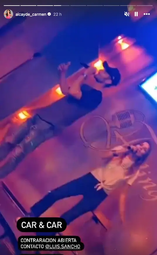 Carmen Alcayde y su novio en un karaoke juntos.