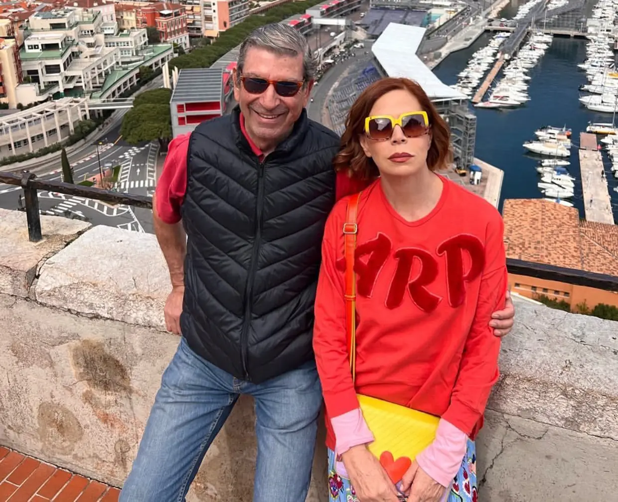 Agatha Ruiz de la Prada con su pareja, José Manuel Díaz-Patón, de turismo por Montecarlo.