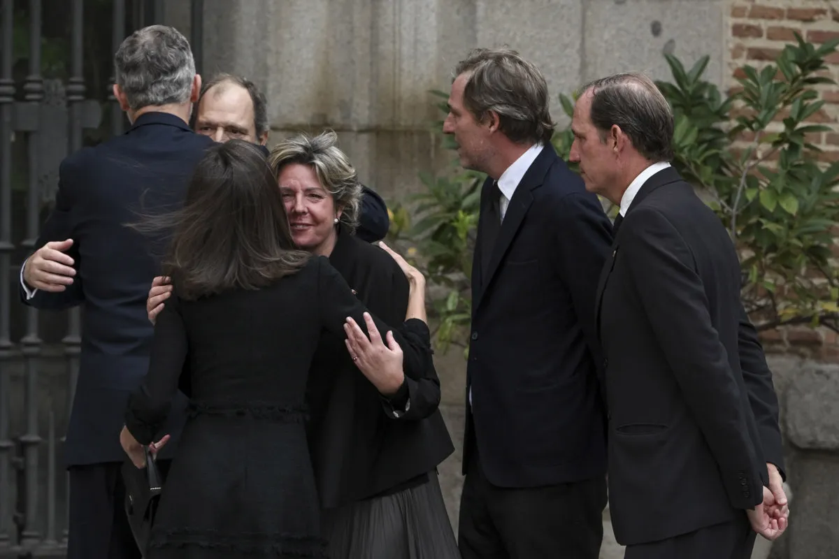 Letizia abrazando a Simoneta Gómez Acebo.