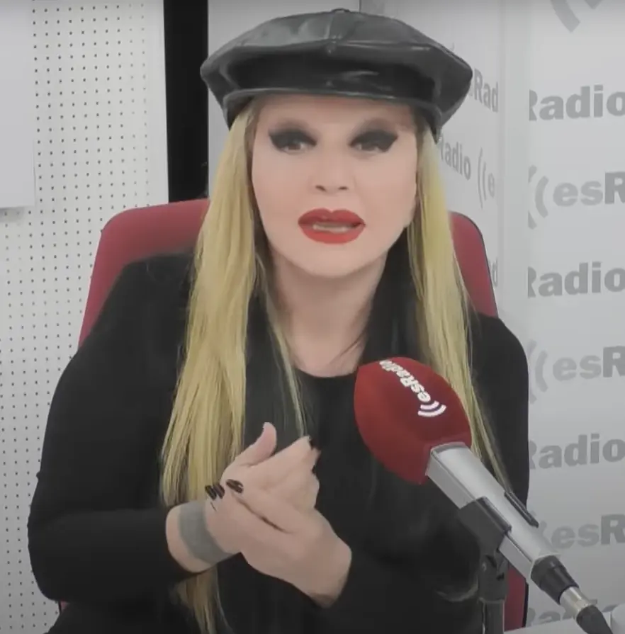 Alaska con una peluca rubia.