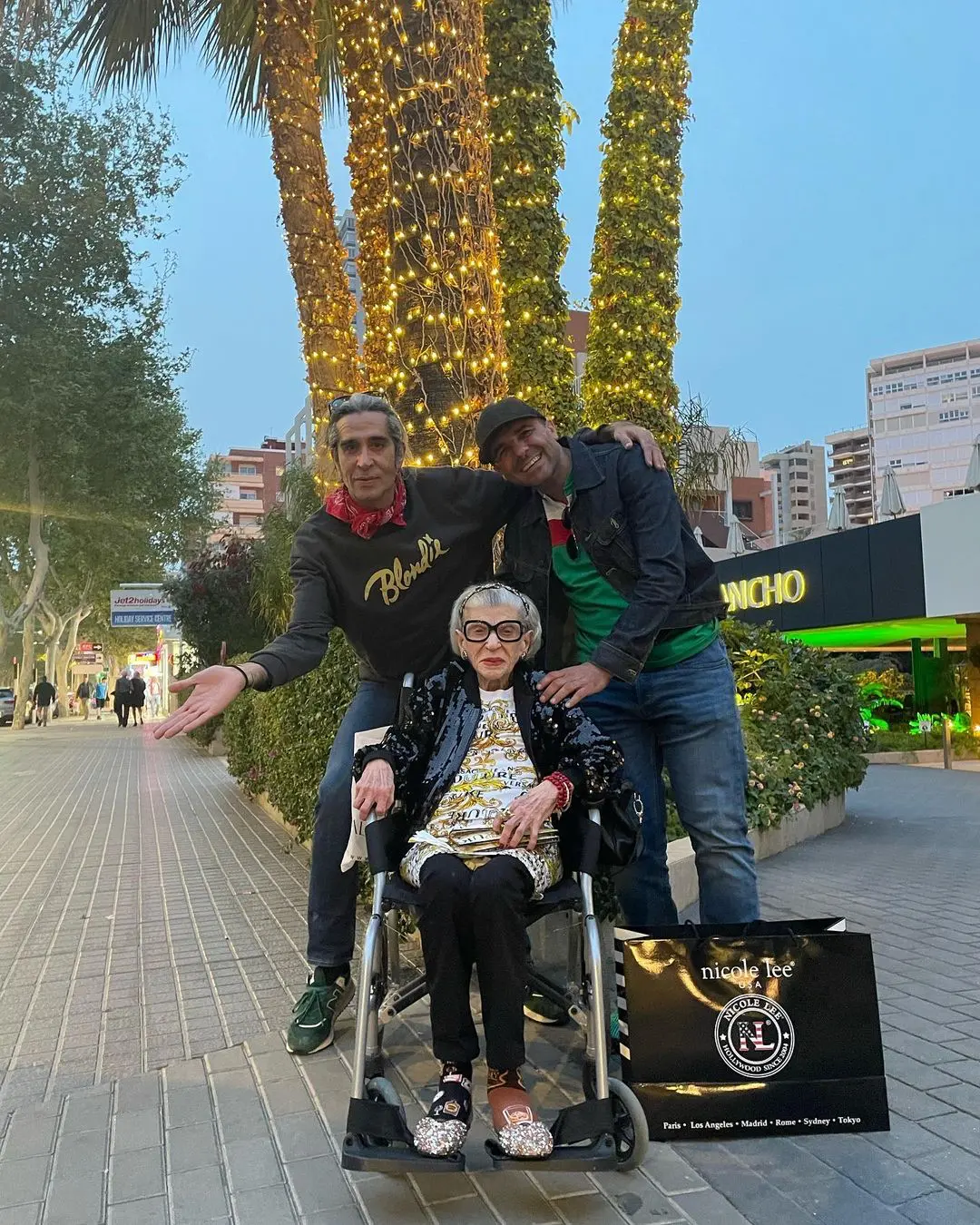 Mario Vaquerizo y su suegra en Benidorm.