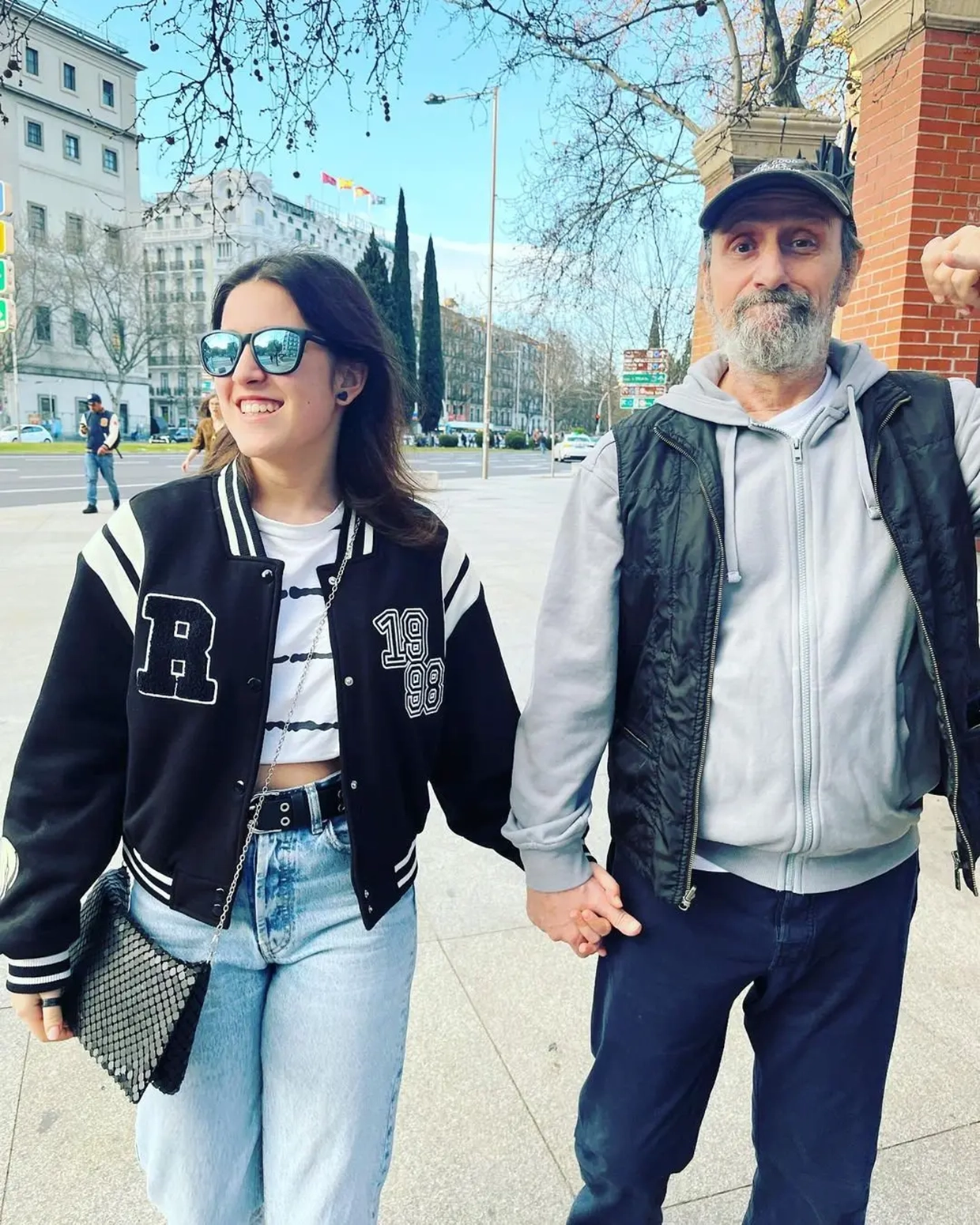 José Luis Gil con su hija de la mano