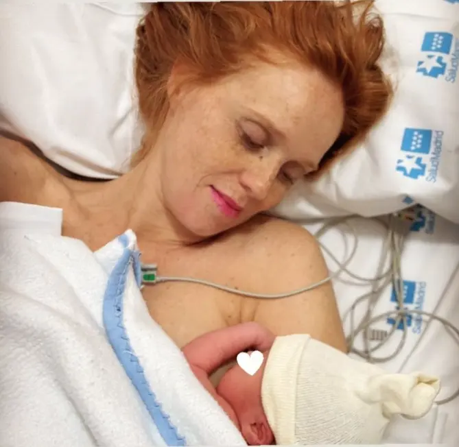 María Castro, muy feliz con su tercera hija, Emma, recién nacida.